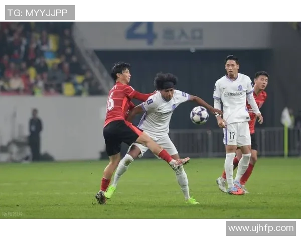 胡荷韬在比赛中展现出色防守能力成功抢断助力球队反击 胡荷韬在比赛中展现出色防守能力成功抢断助力球队反击